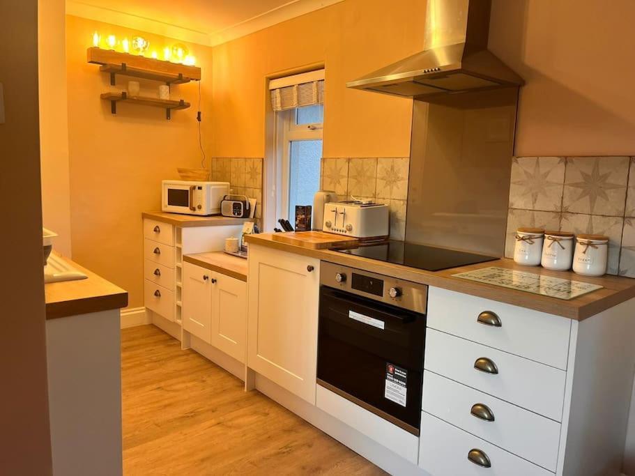 Blue Anchor House - Seaview, Hot Tub Apartments Екстер'єр фото