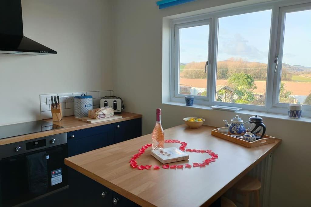 Blue Anchor House - Seaview, Hot Tub Apartments Екстер'єр фото