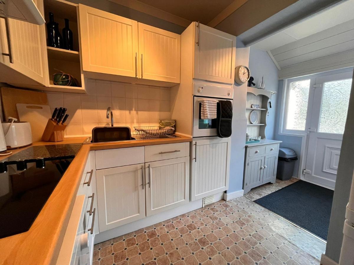 Blue Anchor House - Seaview, Hot Tub Apartments Екстер'єр фото
